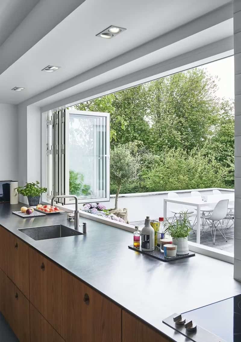 cucina sotto finestra: come sfruttare al meglio lo spazio